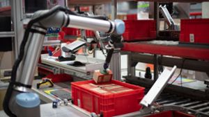 Kollobarotive Roboter, kurz Cobot, nennt Würth die Maschine, die beim Lagereinräumen hilft. Foto: Würth/Andreas Lechner