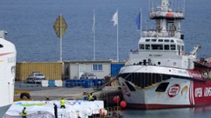 Das Schiff der spanischen Hilfsorganisation Open Arms soll rund 200 Tonnen Lebensmittel von Zypern nach Gaza bringen. Foto: Petros Karadjias/AP/dpa