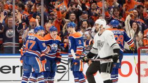 Die Spieler der Edmonton Oilers feiern den Sieg gegen die Los Angeles Kings. Foto: JASON FRANSON/The Canadian Press/AP/dpa