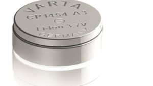 Eine wiederaufladbare Lithium-Ionen Knopfzelle von Varta (Archivbild) Foto: dpa
