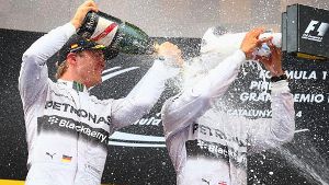 Nico Rosberg (links) und Lewis Hamilton feiern ihren Sieg in Spanien. Foto: Getty Images Europe