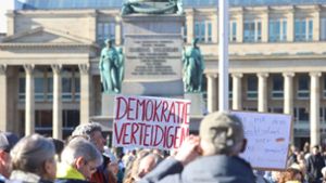 Demo gegen Rechtsextremismus in Stuttgart – laut einer Umfrage sind vor allem Gutbetuchte in Sorge. Foto: LICHTGUT/Zophia Ewska