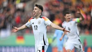 U21-Nationalspieler Brajan Gruda (l) bejubelt seinen Treffer zum 1:0. Foto: Hendrik Schmidt/dpa