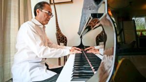 Ein Leben für die Musik: Tian Jiang am Flügel im heimischen Wohnzimmer in Gerlingen. Foto: Simon Granville