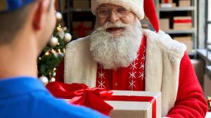 Der Weihnachtsmann sollte die Geschenke rechtzeitig an den Paketboten übergeben. Foto: Ground Picture/Shutterstock.com