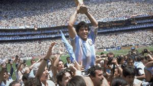 Der größte Tag im Leben des Diego Maradona: Der Kapitän der argentinischen Mannschaft präsentiert den Pokal nach dem Finaltriumph über Deutschland bei der WM 1986 Foto: AP/Carlo Fumagalli