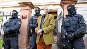 Am 7. Dezember 2022 wurde Heinrich XIII. Prinz Reuß in seinem Haus in Frankfurt am Main verhaftet. Seitdem sitzt er in Untersuchungshaft. Foto: dpa/Boris Roessler
