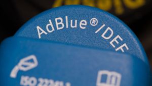 Adblue wird knapp – das kann die Versorgung der Wirtschaft bedrohen. Foto: dpa/Swen Pförtner
