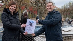 Alena Laudage von Lidl (links) übergibt die Patenschaftsurkunde für die Seelöwin Jette von Wilhelma-Direktor  Thomas Kölpin. Foto: Wilhelma Stuttgart