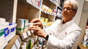 Christoph Gulde warnt: nicht rezeptpflichtige Arzneimittel werden in den Apotheken allmählich knapp. Foto: Lichtgut/Julian Rettig