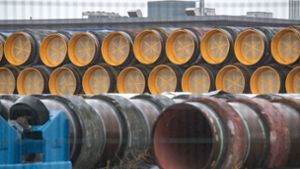 Nicht verbaute Rohre für die Ostsee-Gaspipeline Nord Stream 2 werden auf dem Gelände des Hafen Mukran  in Lubmin gelagert. Foto: dpa/Stefan Sauer