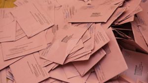 Umschläge mit Stimmzetteln bei der Landtagswahl. Foto: dpa/Matthias Bein