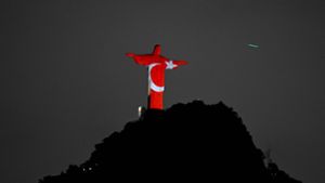 Die türkischen Farben auf der Christus-Statur in Rio. Foto: AFP/MAURO PIMENTEL