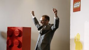 Über die Zahlen freut sich Jorgen Vig Knudstorp, CEO bei der Lego-Gruppe, sichtlich. Foto: dpa