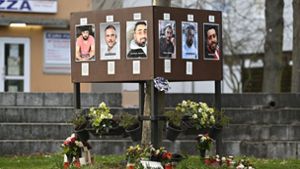 Gedenkstätte  mit Fotos von Opfern des rassistischen Anschlags in Hanau vom 19. Februar 2020 – Anlass der Präsentation im WKV ist der dritte Jahrestag des Attentats von Hanau. Foto: epd/Heike Lyding