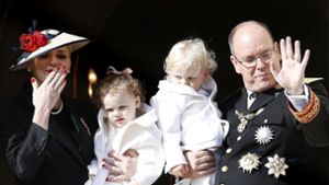 Die Monegassen sehen ihre Fürstin meist von fern: Charlène von Monaco grüßt mit Ehemann Albert und den Zwillingen Jacques und Gabriella am Nationalfeiertag vom Balkon. Foto: dpa