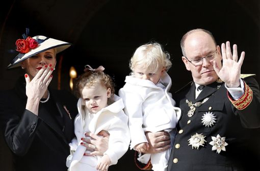 Die Monegassen sehen ihre Fürstin meist von fern: Charlène von Monaco grüßt mit Ehemann Albert und den Zwillingen Jacques und Gabriella am Nationalfeiertag vom Balkon. Foto: dpa