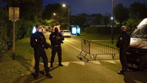Polizisten sperren den Tatort in der Nähe von Paris ab. Die Politik spricht bei der Ermordung eines Lehrers in der Nähe von Paris inzwischen von einem Terrorakt. Foto: AFP/ABDULMONAM EASSA