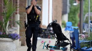 Man kann es nicht mitansehen: Ein Polizeibeamter aus Lake County reagiert emotional in der Innenstadt von Highland Park auf das Massaker. Foto: dpa/Brian Cassella