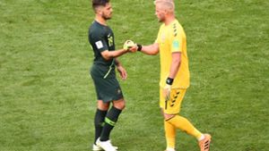 Remis bei der WM 2018: Australiens Joshua Risdon (links) und der dänische Torwart Kasper Schmeichel Foto: AFP