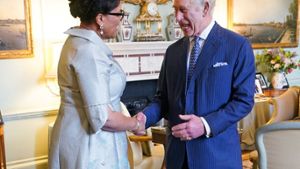Commonwealth-Chefin Patricia Scotland trifft einen gut gelaunten Charles im Palast. Foto: YUI MOK/POOL/AFP via Getty Images