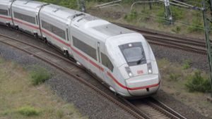 Der Mann soll im Zug von Ulm nach Stuttgart eine Zugbegleiterin und andere Fahrgäste belästigt haben. (Symbolfoto) Foto: dpa/Paul Zinken