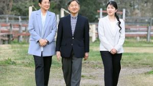 Die japanische Kaiserfamilie entert Social Media: Kaiser Naruhito mit seiner Ehefrau, Kaiserin Masako (l.) und der gemeinsamen Tochter, Prinzessin Aiko. Foto: imago/Kyodo News