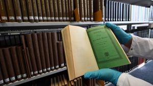Weil giftiges Arsen einzelne Bücher aus dem 19. Jahrhundert belasten könnte, untersuchen Bibliotheken ihren Bestände. Foto: Federico Gambarini/dpa