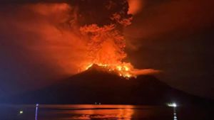 Lava glüht im Krater des Vulkans Ruang auf den Sanguine-Inseln in Indonesien. Foto: Uncredited/BPBD Sitaro/AP/dpa