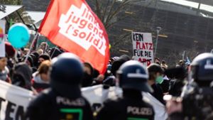 Bei einer Demonstration gegen den AfD-Parteitag ist es zu Auseinandersetzungen zwischen Teilnehmern und der Polizei gekommen. Foto: dpa/Philipp von Ditfurth