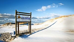 Im Winter genießen Urlauber die Einsamkeit am Strand auf Amrum. F Foto: Kinka Tadsen/Amrum Touristik