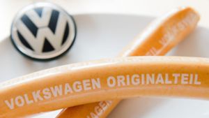 Insgesamt 8,33 Millionen VW-Currywürste inklusive aller Varianten wurden laut dem Betriebsrat des Autoherstellers 2023 verkauft. Foto: Julian Stratenschulte/dpa