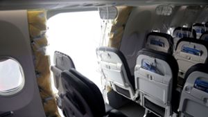 Bei dem Zwischenfall mit einer Boeing 737-9 Max von Alaska war kurz nach dem Start im Steigflug ein Rumpf-Fragment an der Reihe 26 herausgebrochen. Foto: Uncredited/National Transportation Safety Board/AP