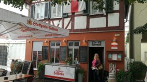 Isabell Zimmermann steht vor ihrem Café in Gerlingen: dem „Courage“. Foto: Isabell Zimmermann
