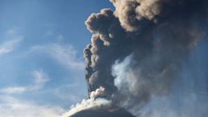 Eine Aschewolke ist während eines Ausbruchs des Ätna, dem größtem aktiven Vulkan in Europa, zu sehen. Foto: AP/dpa/Salvatore Allegra