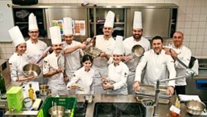 Zehn portugiesische Küchenchefs wollen die Koch-Olympiade gewinnen. Den Grundstein dafür legen sie in Ludwigsburg. Foto: Werner Kuhnle
