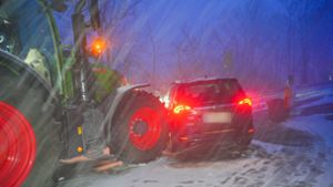 Ein Auto stieß auf schneeglatter Straße mit einem Traktor zusammen. Foto: 7aktuell.de/7aktuell