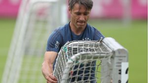 Ein Mann packte Bayern-Trainer Niko Kovac am Fuß. Foto: Bongarts/Getty Images