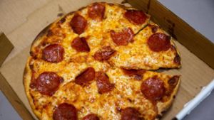 Nach dem Parteitag der Grünen in Karlsruhe geht es auch um die Frage, ob und wie viel Pizza bestellt wurde (Symbolbild). Foto: IMAGO/USA TODAY Network/IMAGO/Cody Scanlan/Holland Sentinel