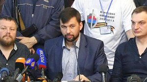 Separatistenanführer Denis Puschilin (Mitte) hat mitgeteilt, dass das Treffen der Ukraine-Kontaktgruppe nicht stattfinden wird. (Archivbild) Foto: dpa