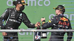 Lewis Hamilton (li.) und Max Verstappen: Einer der beiden wird den WM-Titel 2021 gewinnen – fragt sich nur, wer auf wessen Wohl trinken muss... Foto: imago/HochZwei