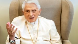 Dem emeritierten Papst Benedikt XVI wird in einem Gutachten Fehlverhalten zur Last gelegt. (Archivbild) Foto: dpa/Daniel Karmann