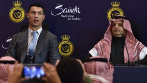 Willkommen in Saudi-Arabien: Cristiano Ronaldo neben dem Präsidenten von Al Nassr, Musalli Al-Muammar Foto: AFP