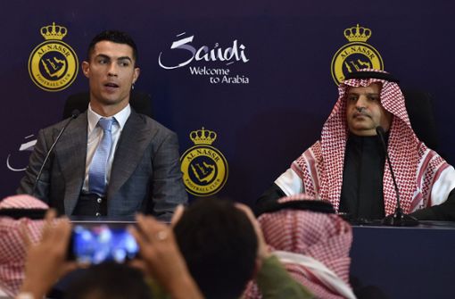 Willkommen in Saudi-Arabien: Cristiano Ronaldo neben dem Präsidenten von Al Nassr, Musalli Al-Muammar Foto: AFP