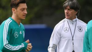 DFB-Trainer Joachim Löw sieht nach der Erdogan-Affäre keine Probleme bei der Personalie Mesut Özil. Foto: dpa