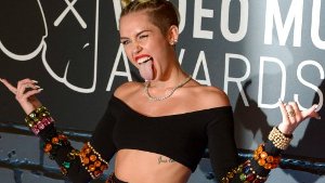 Nur mit Unterwäsche bekleidet tanzte der ehemalige Teeniestar Miley Cyrus (Foto) zusammen mit Robin Thicke auf der Bühne. Foto: dpa