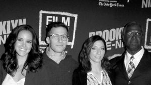 Andre Braugher (ganz links) spielte in Brooklyn Nine Nine die Rolle des Captain Raymond Holt - seine Serienkollegen nehmen Abschied. Foto: Kathy Hutchins/Shutterstock