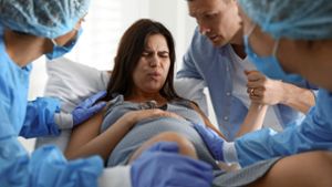 Manche Männer erleben sich, sobald es bei der Geburt Komplikationen gibt, als hilf- und machtlos. Foto: AdobeStock/Olga Yastremska