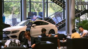Verkaufsgespräche in einer Mercedes-Filiale in der chinesischen Millionenmetropole Guangzhou Foto: dpa/Wenjun Chen