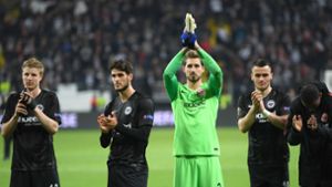 Die Eintracht-Spieler bedanken sich bei ihren Fans für die grandiose Unterstützung. Foto: AFP